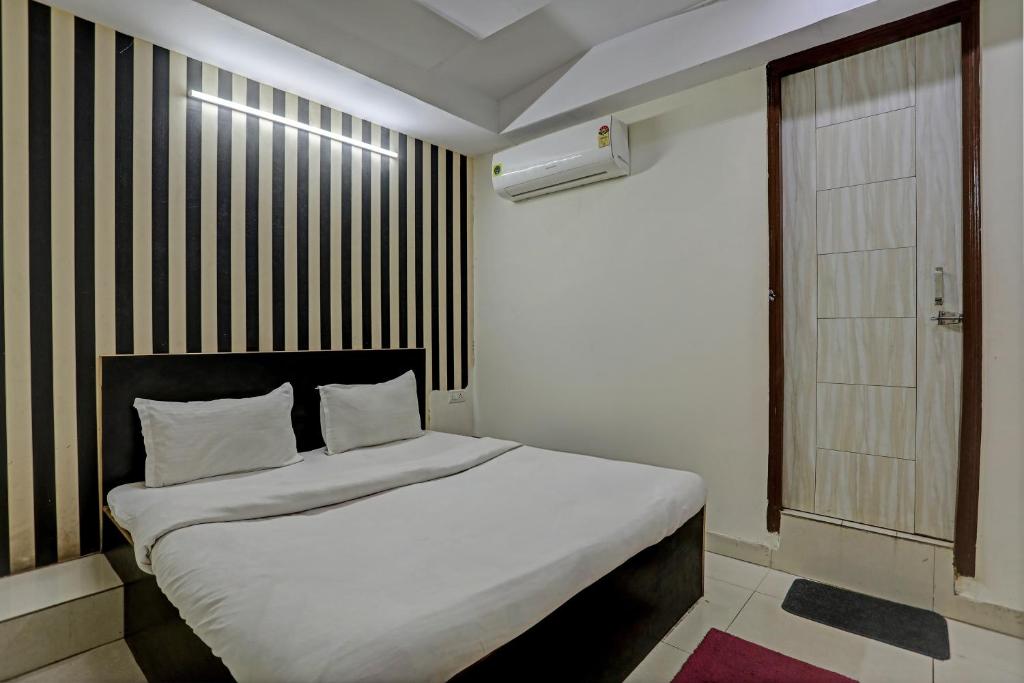 Postel nebo postele na pokoji v ubytování Hotel O Kanak palace