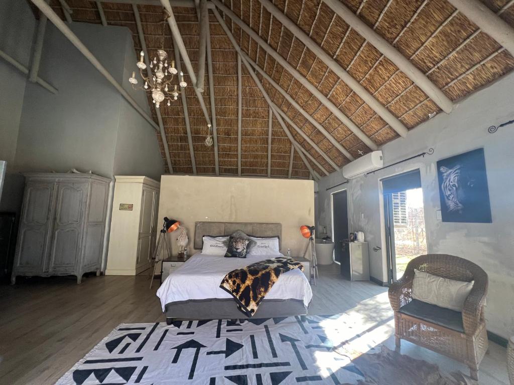 Postel nebo postele na pokoji v ubytování Simba Safaris African Pride Exotic Lodge