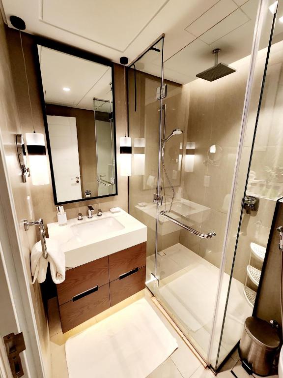 Koupelna v ubytování Apartments with three bedrooms at address hotel
