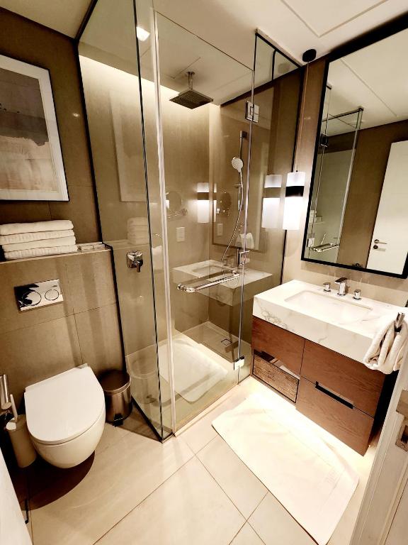 Koupelna v ubytování Apartments with three bedrooms at address hotel