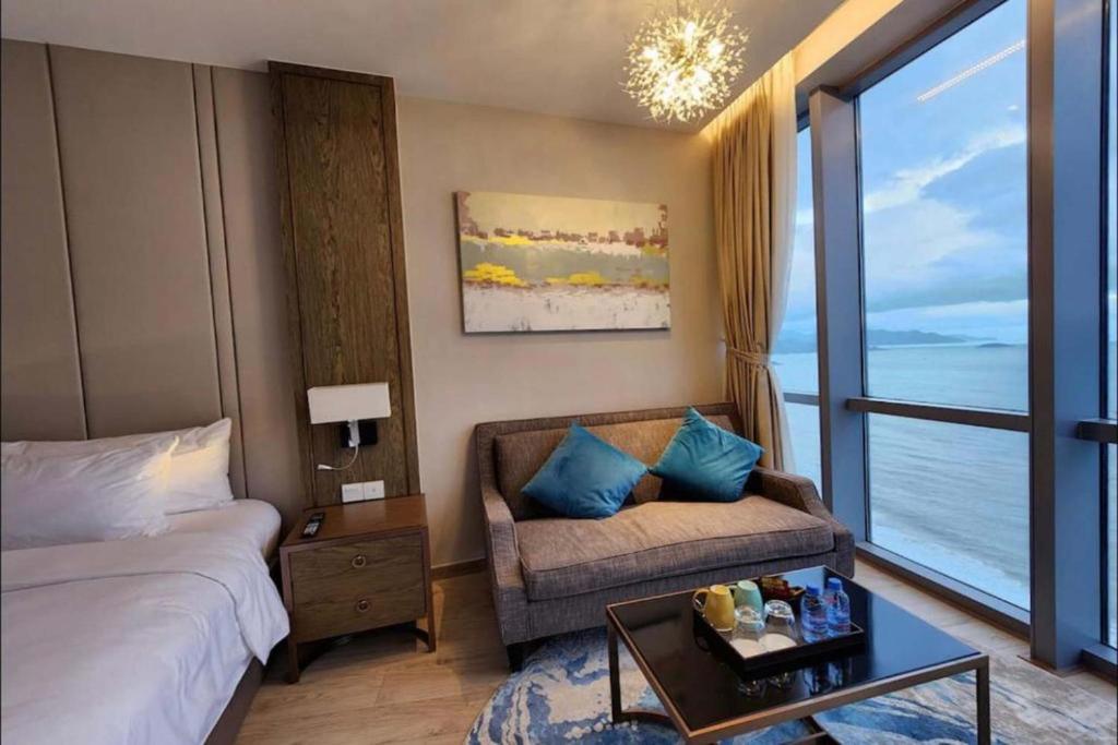 Postel nebo postele na pokoji v ubytování Panorama Beach Pearl Nha Trang Residences