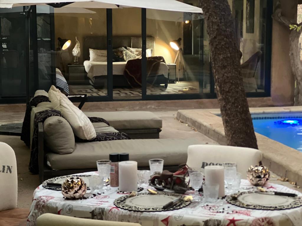 Bazén v ubytování Simba Safaris African Pride Exotic Lodge nebo v jeho okolí