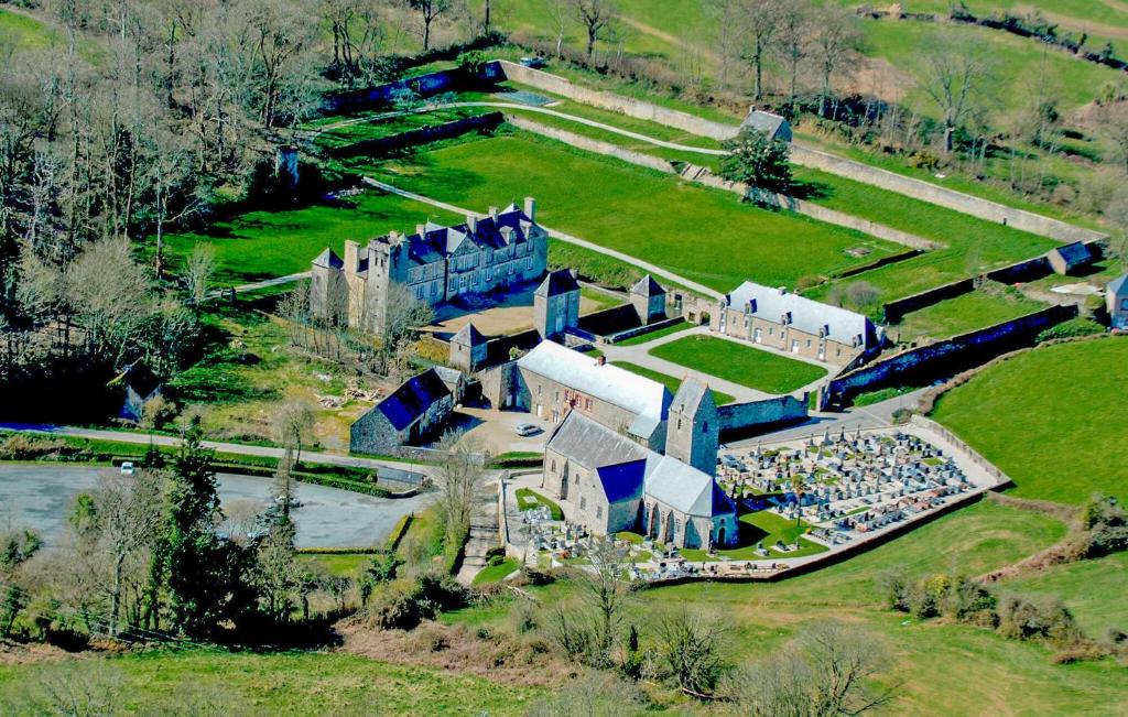 eine Luftansicht eines Herrenhauses mit einer Menschenmenge in der Unterkunft Beautiful Home In Gonneville-Le-Theil in Gonneville