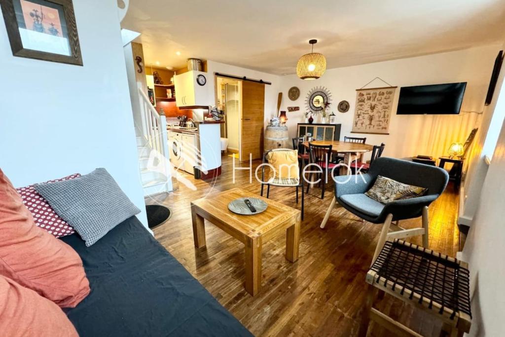 un salon avec un canapé et une table dans l'établissement Charmant duplex en bord de mer - Port de Kernevel, à Larmor-Plage