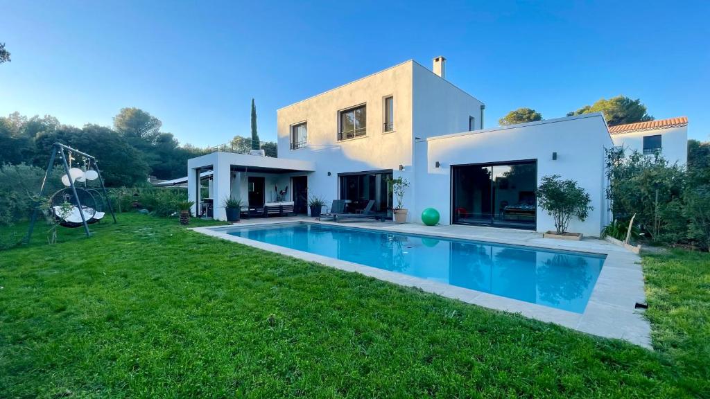 une villa avec piscine dans une cour dans l'établissement Maison La pause Contemporaine et Piscine Privée, à Lambesc