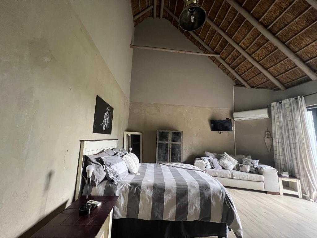 Postel nebo postele na pokoji v ubytování Simba Safaris African Pride Exotic Lodge