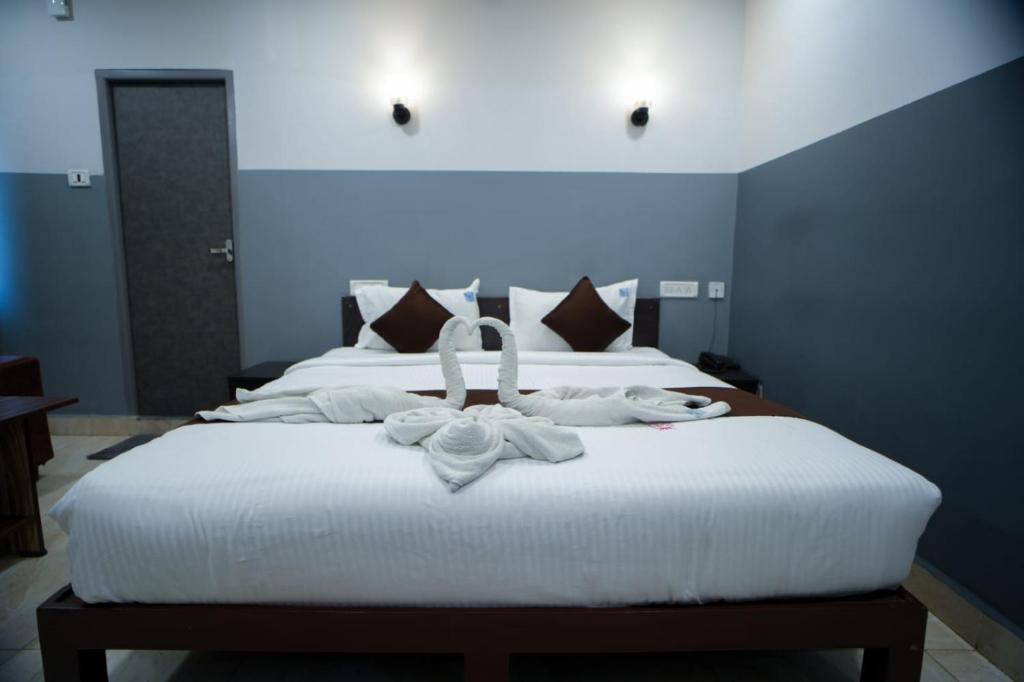 Postel nebo postele na pokoji v ubytování HOTEL RAAJ GRAND