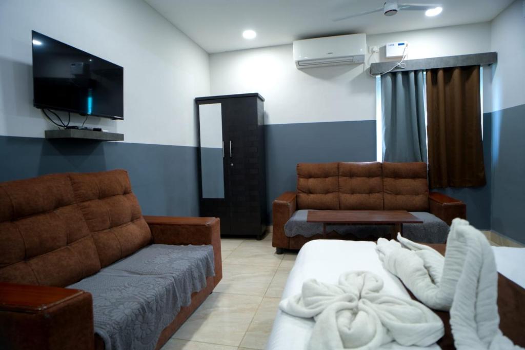 TV a/nebo společenská místnost v ubytování HOTEL RAAJ GRAND