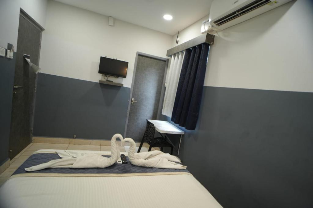 Postel nebo postele na pokoji v ubytování HOTEL RAAJ GRAND