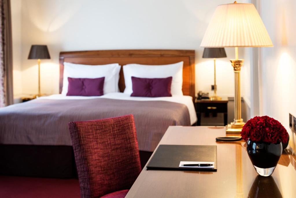 Postel nebo postele na pokoji v ubytování Hotel Bellevue Palace Bern