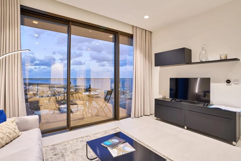 Sky High Luxury Apartment in Mercury Towers with Infinite Seaviews