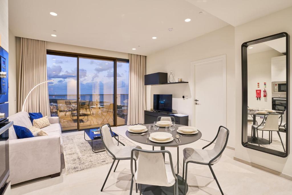 Fotografie z fotogalerie ubytování Sky High Luxury Apartment in Mercury Towers with Infinite Seaviews v destinaci St Julian's
