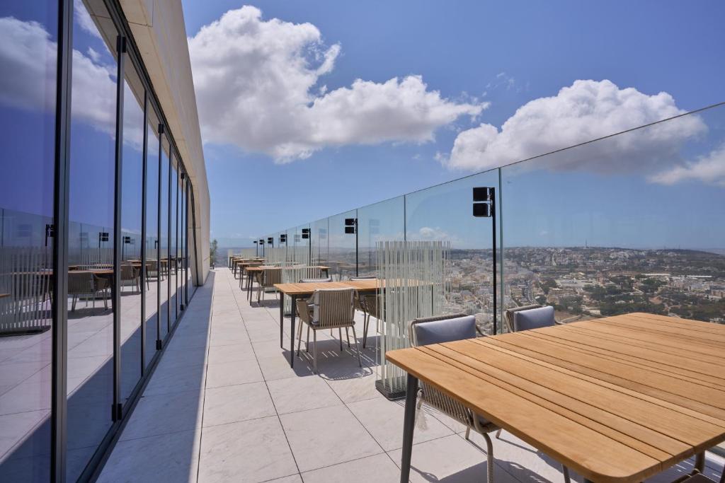 Balkón nebo terasa v ubytování Sky High Luxury Apartment in Mercury Towers with Infinite Seaviews