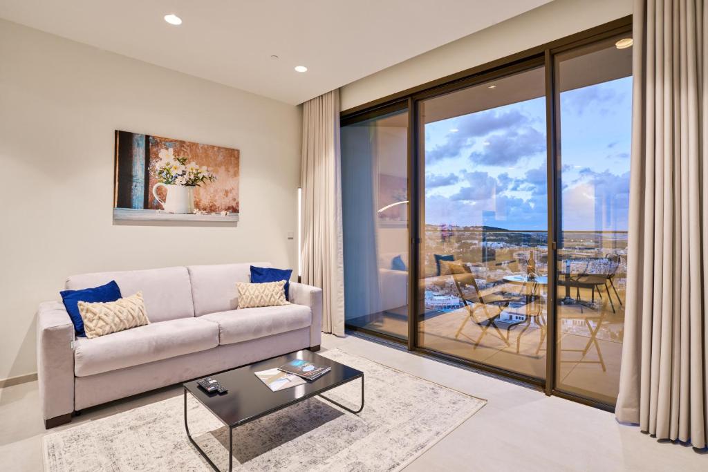 Posezení v ubytování Sky High Luxury Apartment in Mercury Towers with Infinite Seaviews