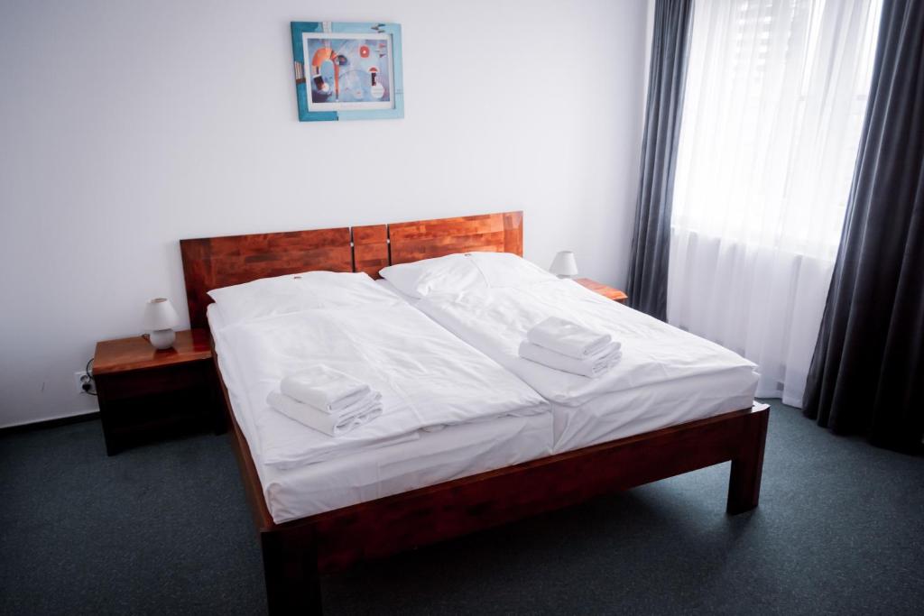 Postel nebo postele na pokoji v ubytování Hotel Arena Liberec