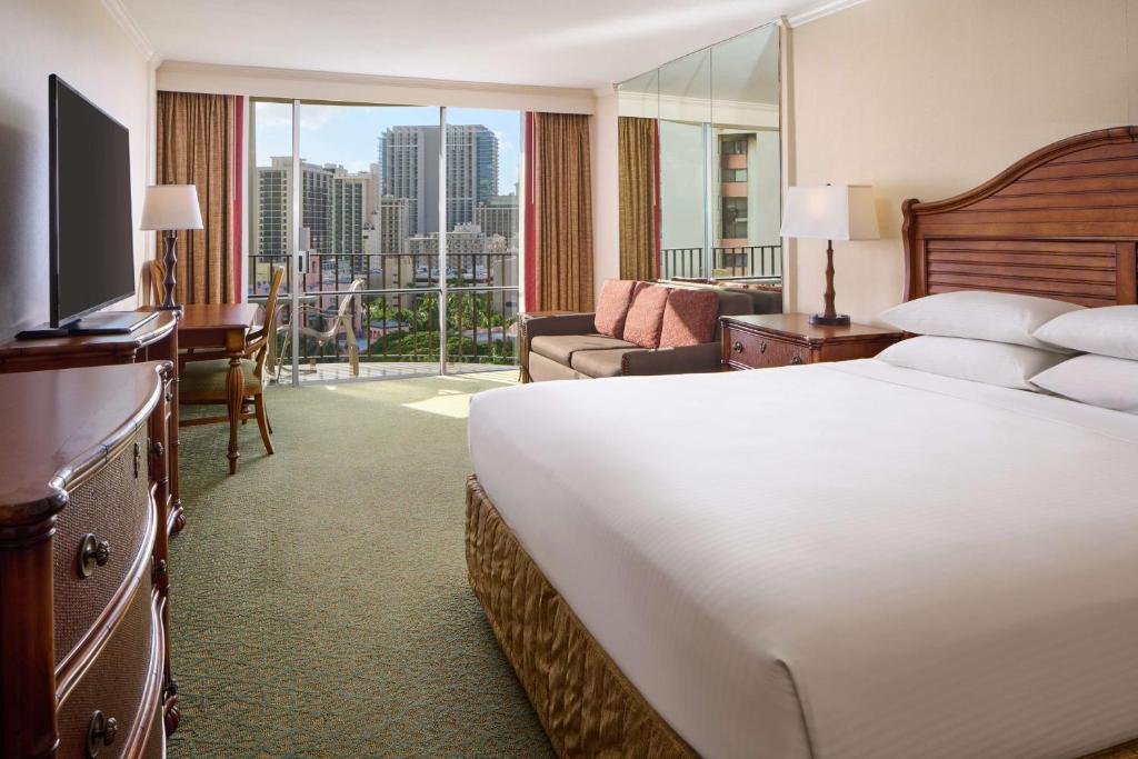 TV a/nebo společenská místnost v ubytování OUTRIGGER Waikiki Beach Resort