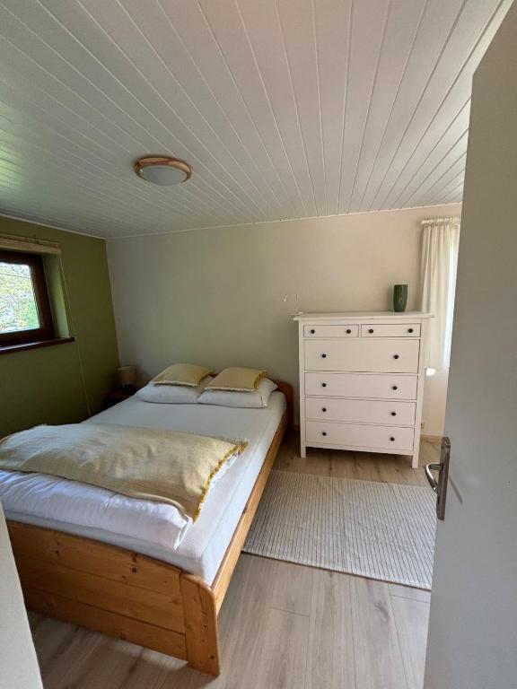 Postel nebo postele na pokoji v ubytování Bungalovy U Haliny - Tyra Natura
