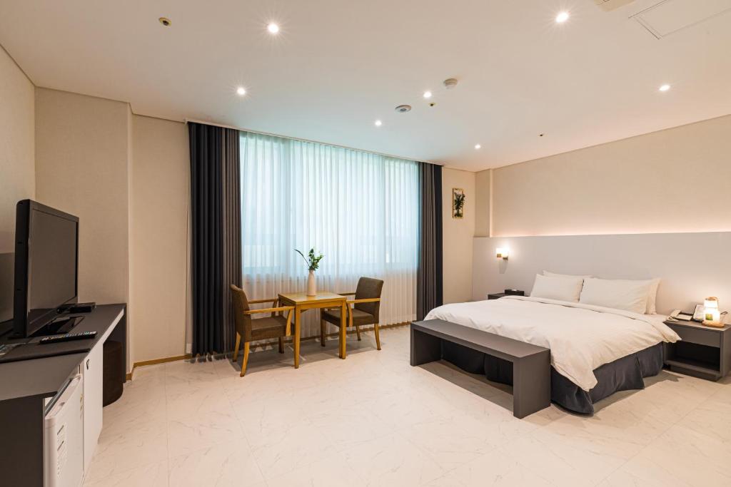 TV a/nebo společenská místnost v ubytování Yeosu Staythedelight Hotel