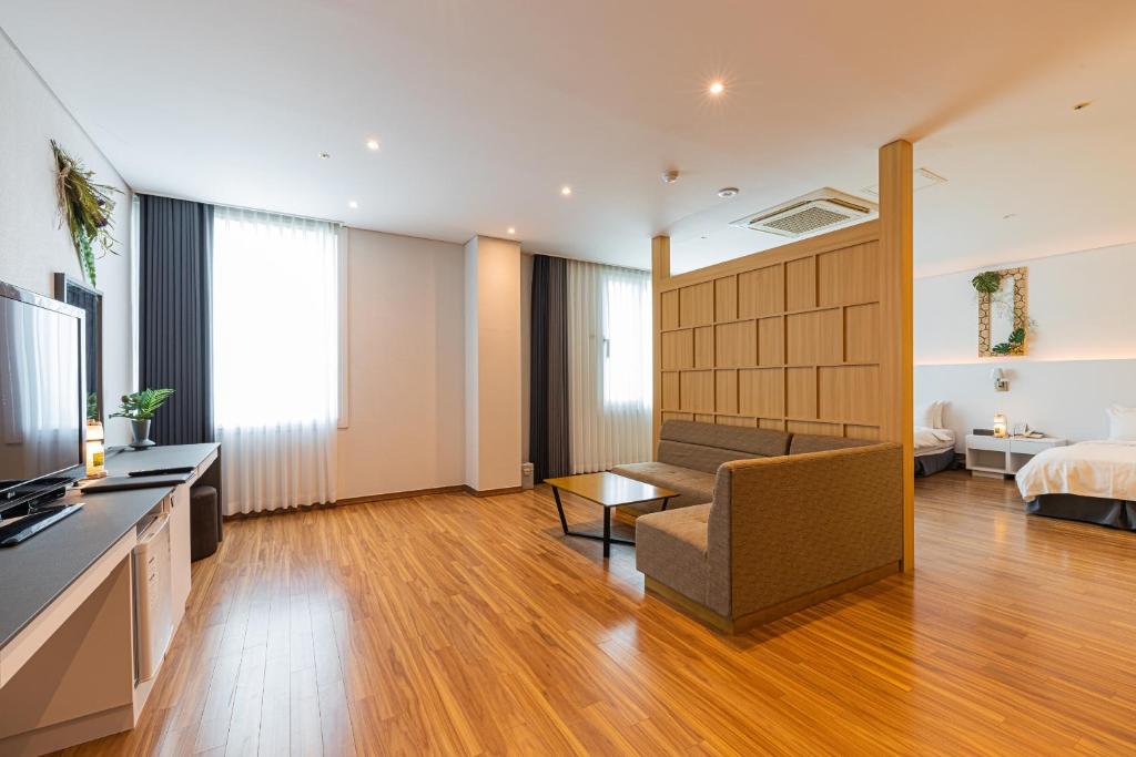 Postel nebo postele na pokoji v ubytování Yeosu Staythedelight Hotel