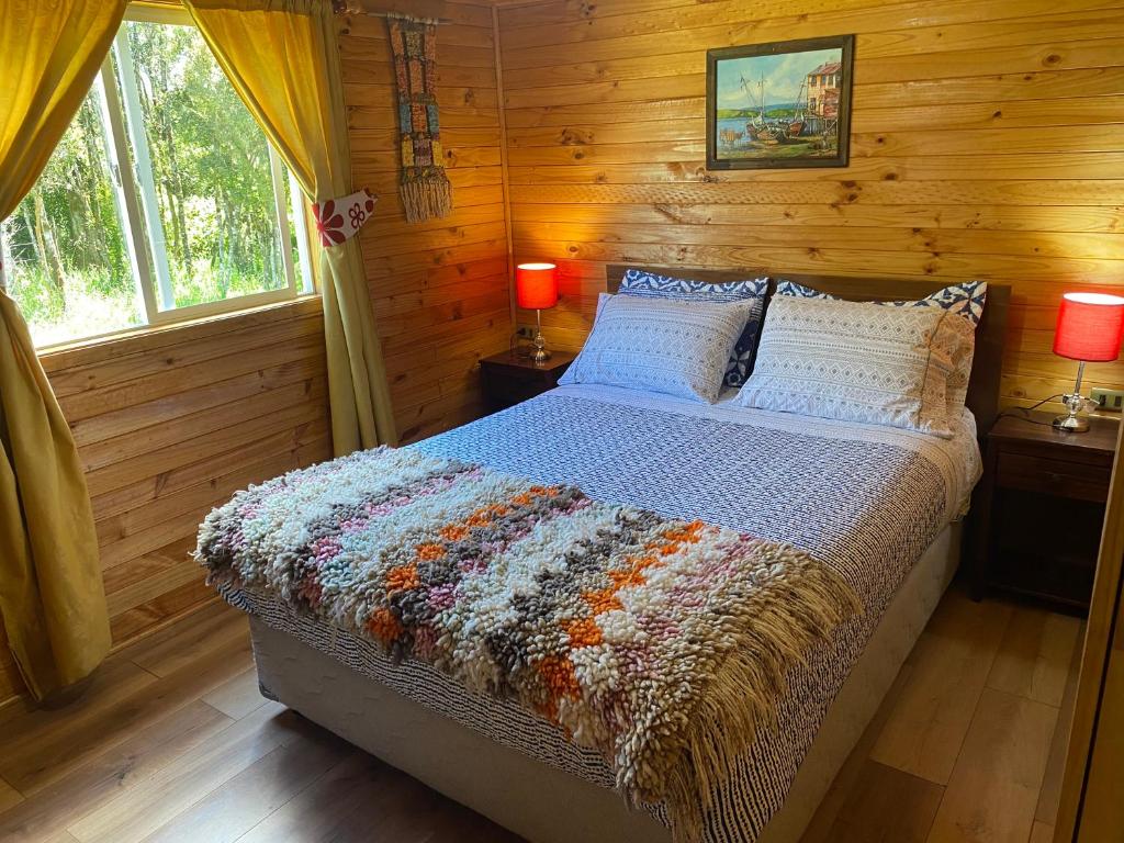 Postel nebo postele na pokoji v ubytování Cabañas Los Fabianes