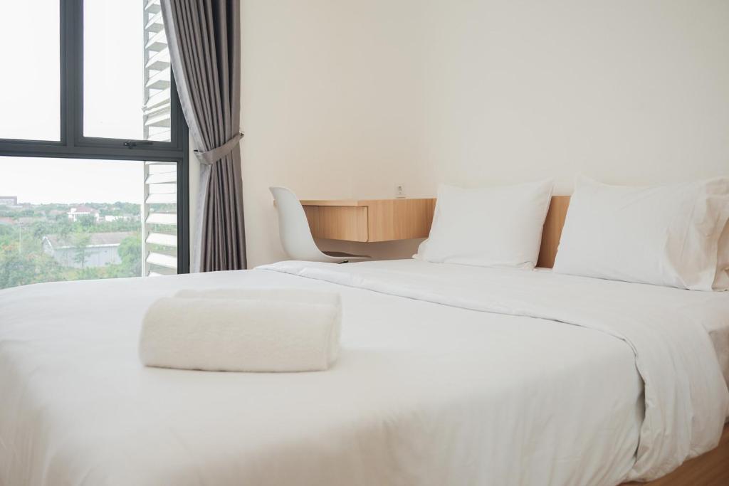 Ένα ή περισσότερα κρεβάτια σε δωμάτιο στο Comfortable Design 2BR with Washing Machine Sky House BSD Apartment By Travelio