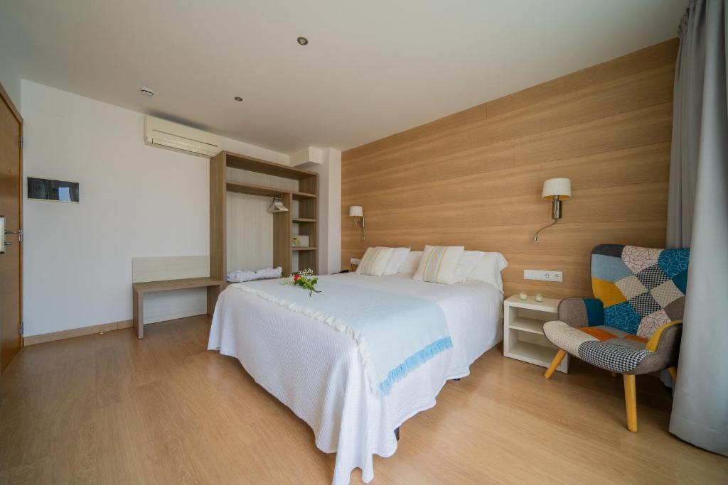 Posteľ alebo postele v izbe v ubytovaní Hostal Menurka