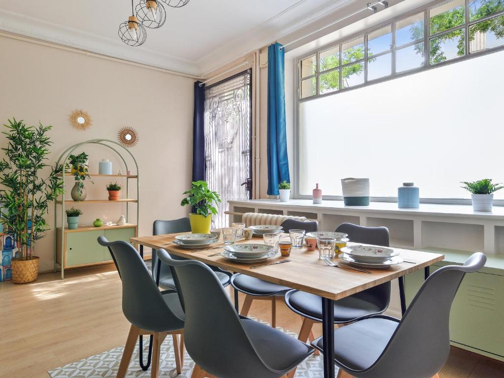 une salle à manger avec une table et des chaises dans l'établissement Élégant Appartement à Paris 16e, à Paris