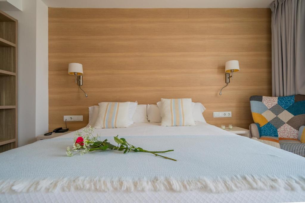 Posteľ alebo postele v izbe v ubytovaní Hostal Menurka