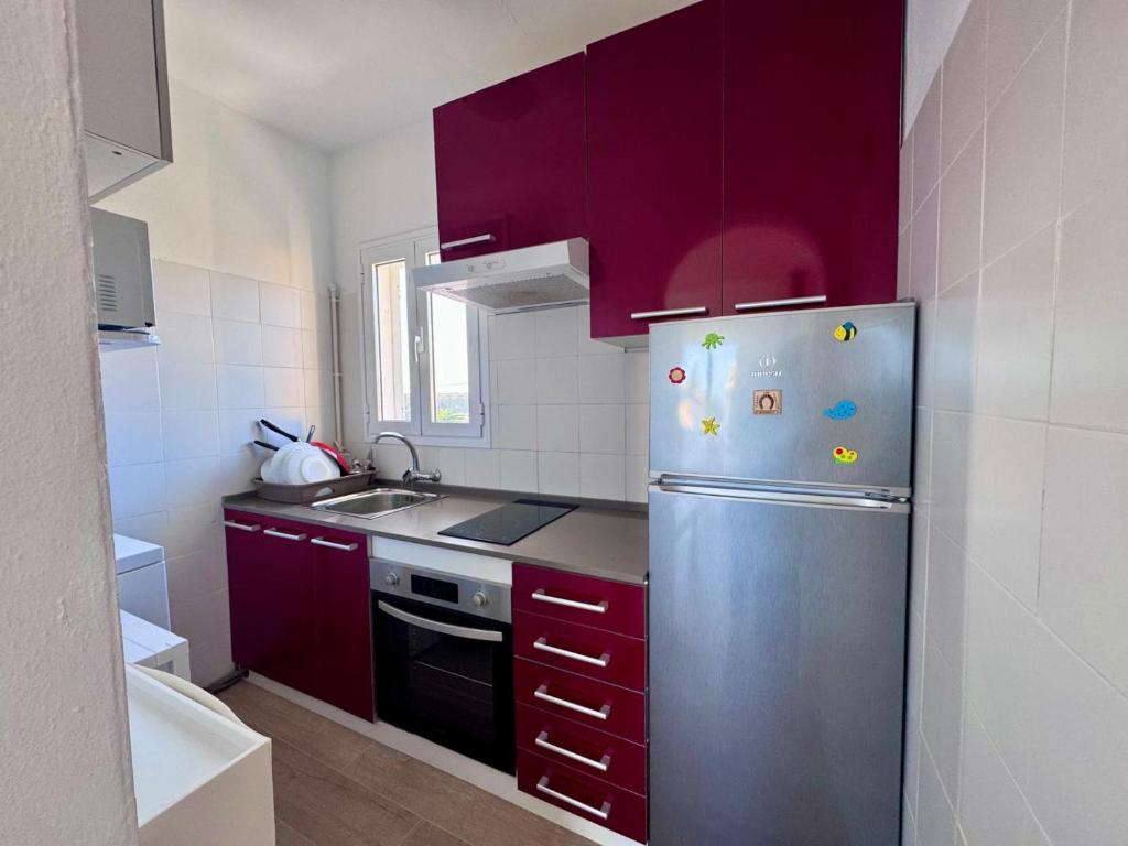 A kitchen or kitchenette at Precioso apartamento residencial con piscina