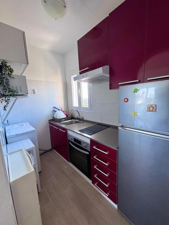 A kitchen or kitchenette at Precioso apartamento residencial con piscina