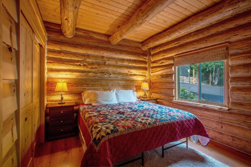Postel nebo postele na pokoji v ubytování The Log Cabin