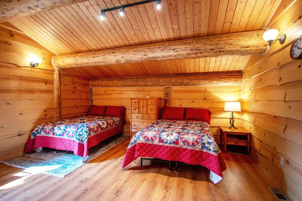 Postel nebo postele na pokoji v ubytování The Log Cabin