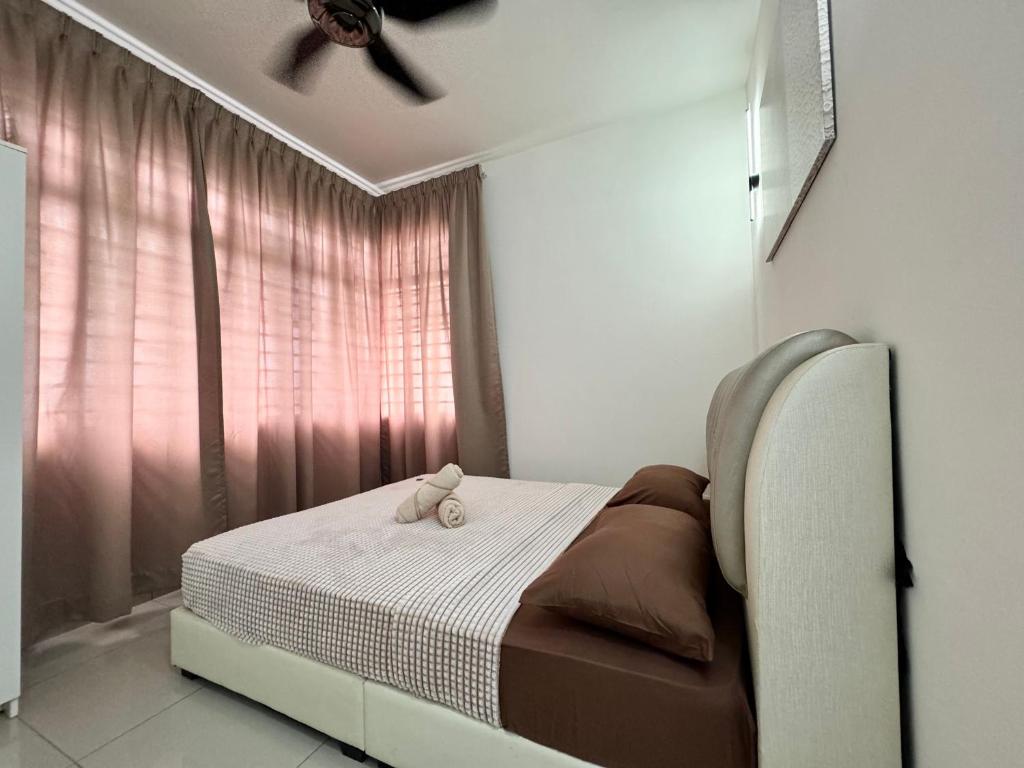 Postel nebo postele na pokoji v ubytování Large Unit Dwiputra Residences 3Rooms 3Bathrooms Presint 15 Putrajaya