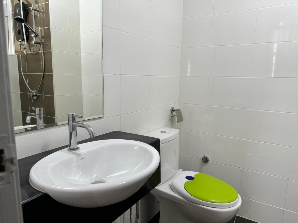 Koupelna v ubytování Large Unit Dwiputra Residences 3Rooms 3Bathrooms Presint 15 Putrajaya