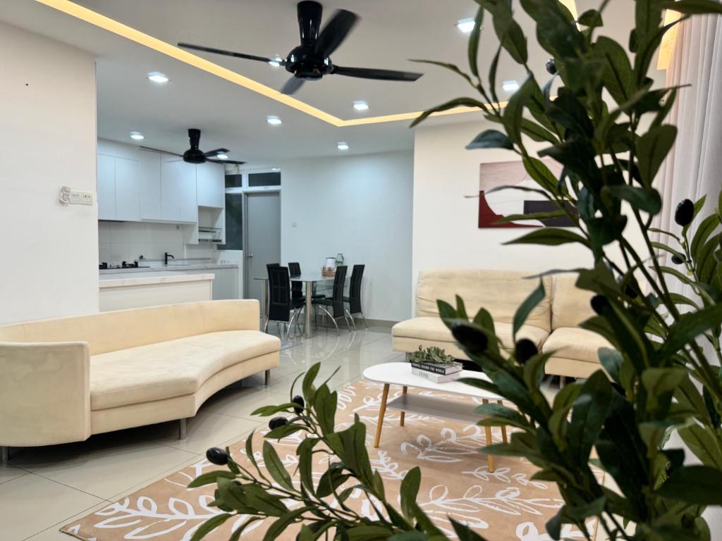 Kuchyň nebo kuchyňský kout v ubytování Large Unit Dwiputra Residences 3Rooms 3Bathrooms Presint 15 Putrajaya
