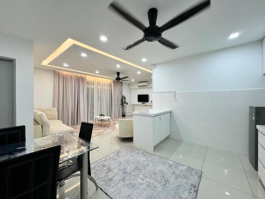 Kuchyň nebo kuchyňský kout v ubytování Large Unit Dwiputra Residences 3Rooms 3Bathrooms Presint 15 Putrajaya