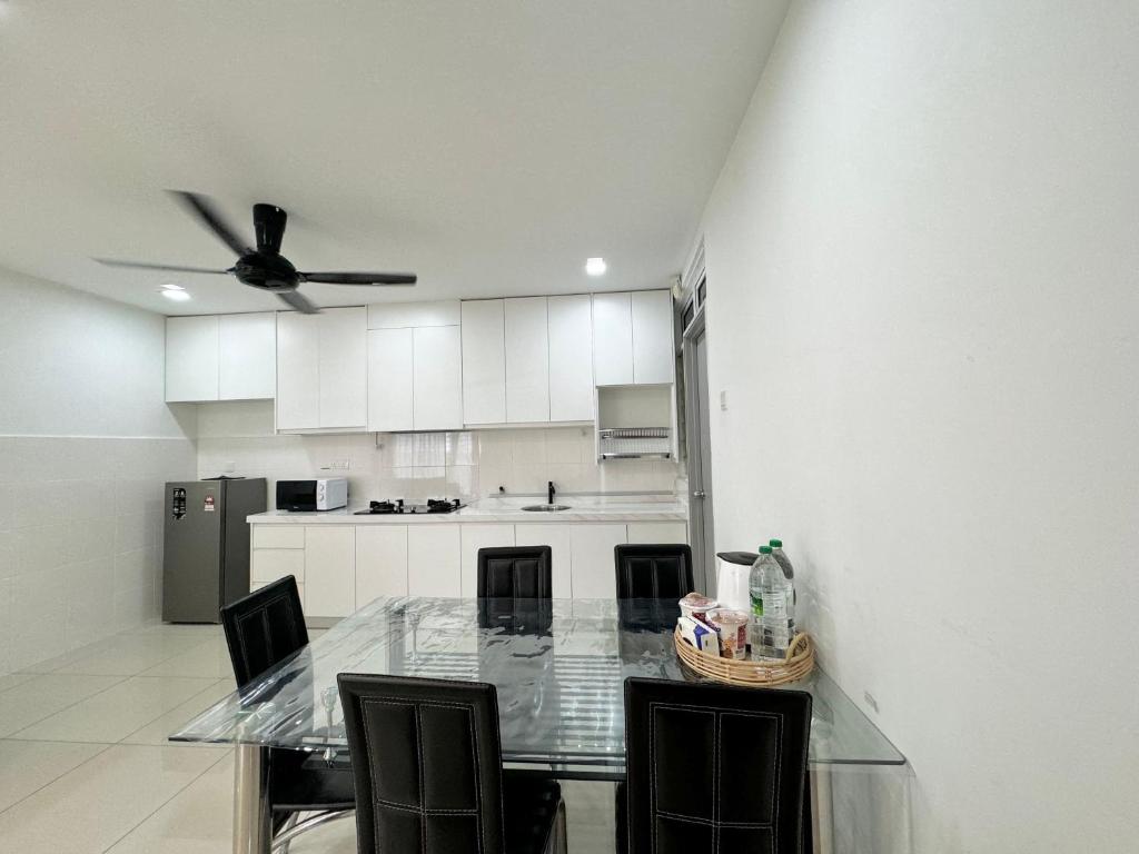 Kuchyň nebo kuchyňský kout v ubytování Large Unit Dwiputra Residences 3Rooms 3Bathrooms Presint 15 Putrajaya
