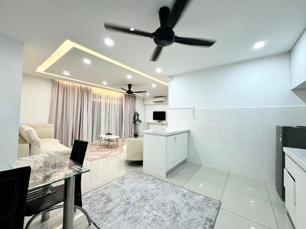 Kuchyň nebo kuchyňský kout v ubytování Large Unit Dwiputra Residences 3Rooms 3Bathrooms Presint 15 Putrajaya