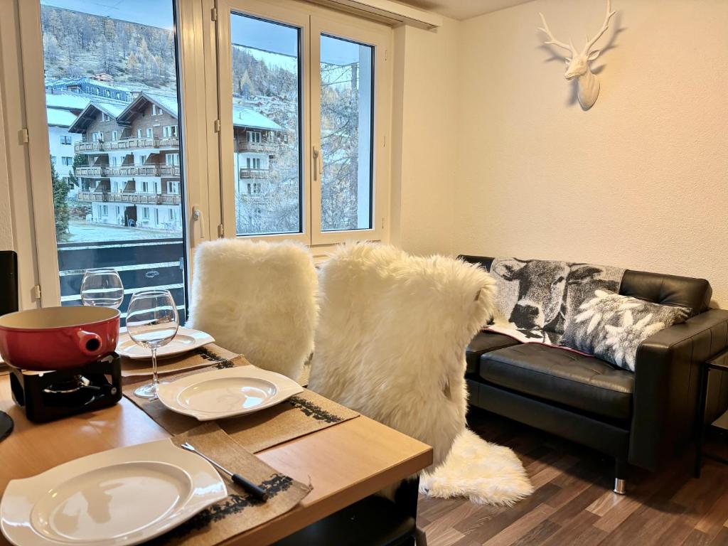Posezení v ubytování Chalet Lärchenheim, central SaasFee close to AlpinExpress