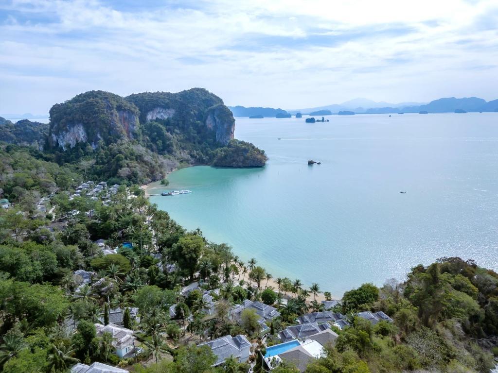 Blick auf eine Bucht mit Booten im Wasser in der Unterkunft Paradise Koh Yao in Ko Yao Noi