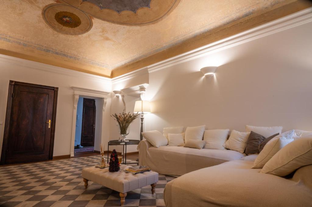 a living room with a couch and a table at Residenza Monaldeschi in Orvieto
