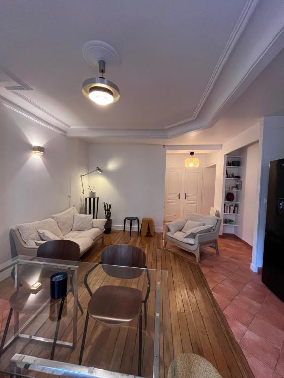 - un salon avec un canapé, des chaises et des tables dans l'établissement Nid amour Montmartre, à Paris