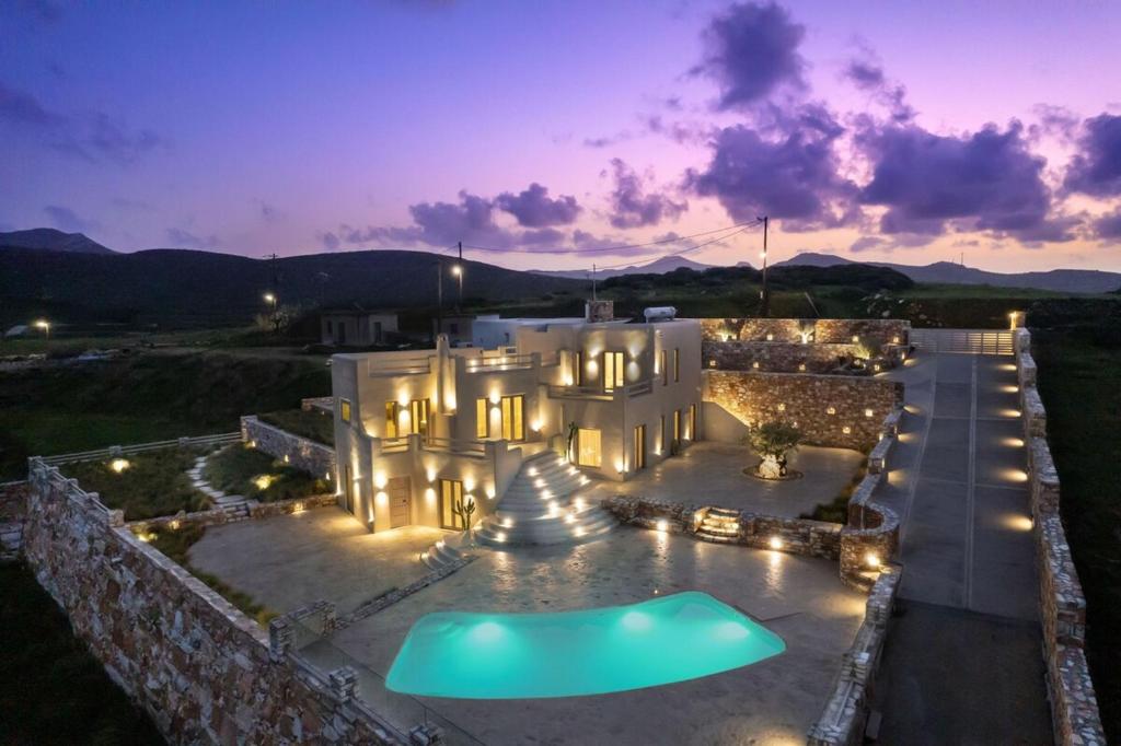 una villa con piscina al tramonto di Akrotiri Estate Naxos - Private hillside estate a Naxos Chora