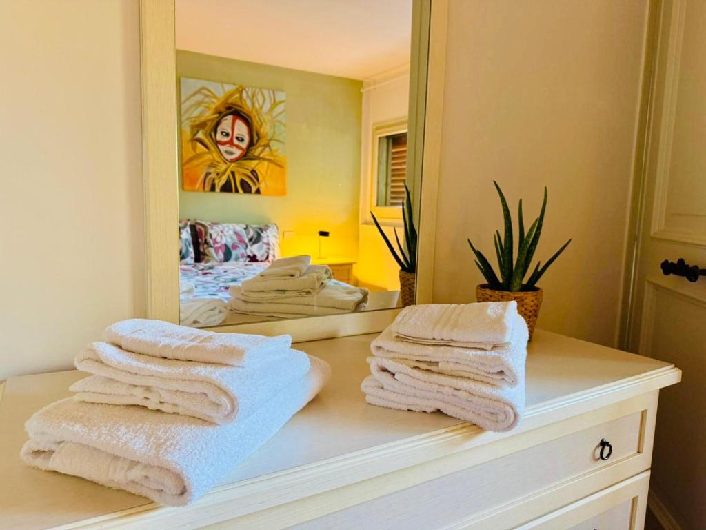 a bathroom with towels on a counter in front of a mirror at La casa di Sophie in Bagno a Ripoli
