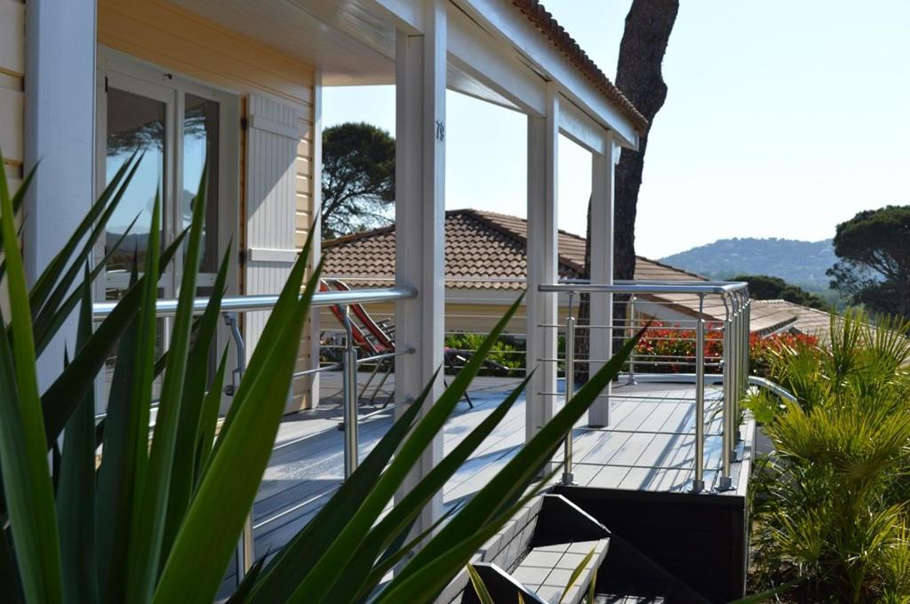 une terrasse couverte avec des portes coulissantes en verre dans l'établissement Gasmim79 - Maison pour 6 personnes située dans un parc arboré à Gassin, à Gassin