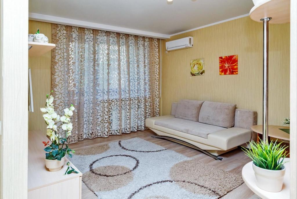 uma sala de estar com um sofá e um tapete em Apartament Volga River em Saratov