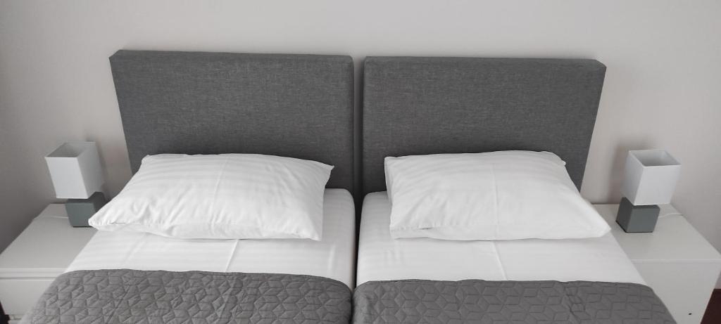 Postel nebo postele na pokoji v ubytování Apartmani METRO