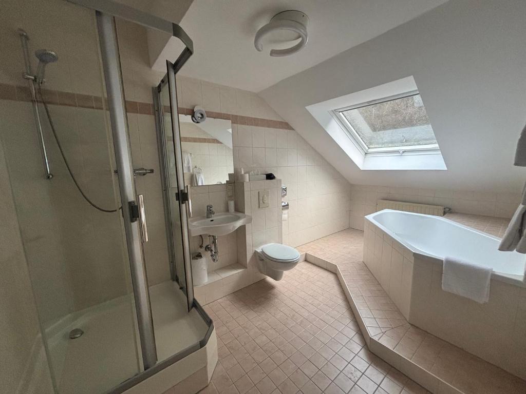 Koupelna v ubytování Hotel Schlangenbader Hof