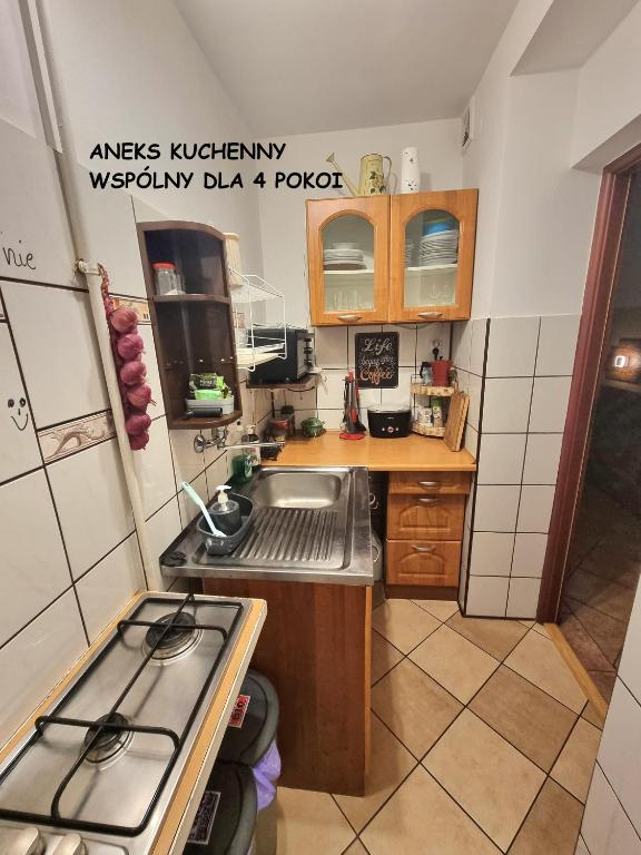 Kuchyňa alebo kuchynka v ubytovaní Kacperek w centrum Willowa 4A