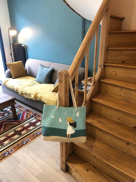 Cette chambre est dotée d'un escalier avec un sac. dans l'établissement La Louisette, à Fécamp